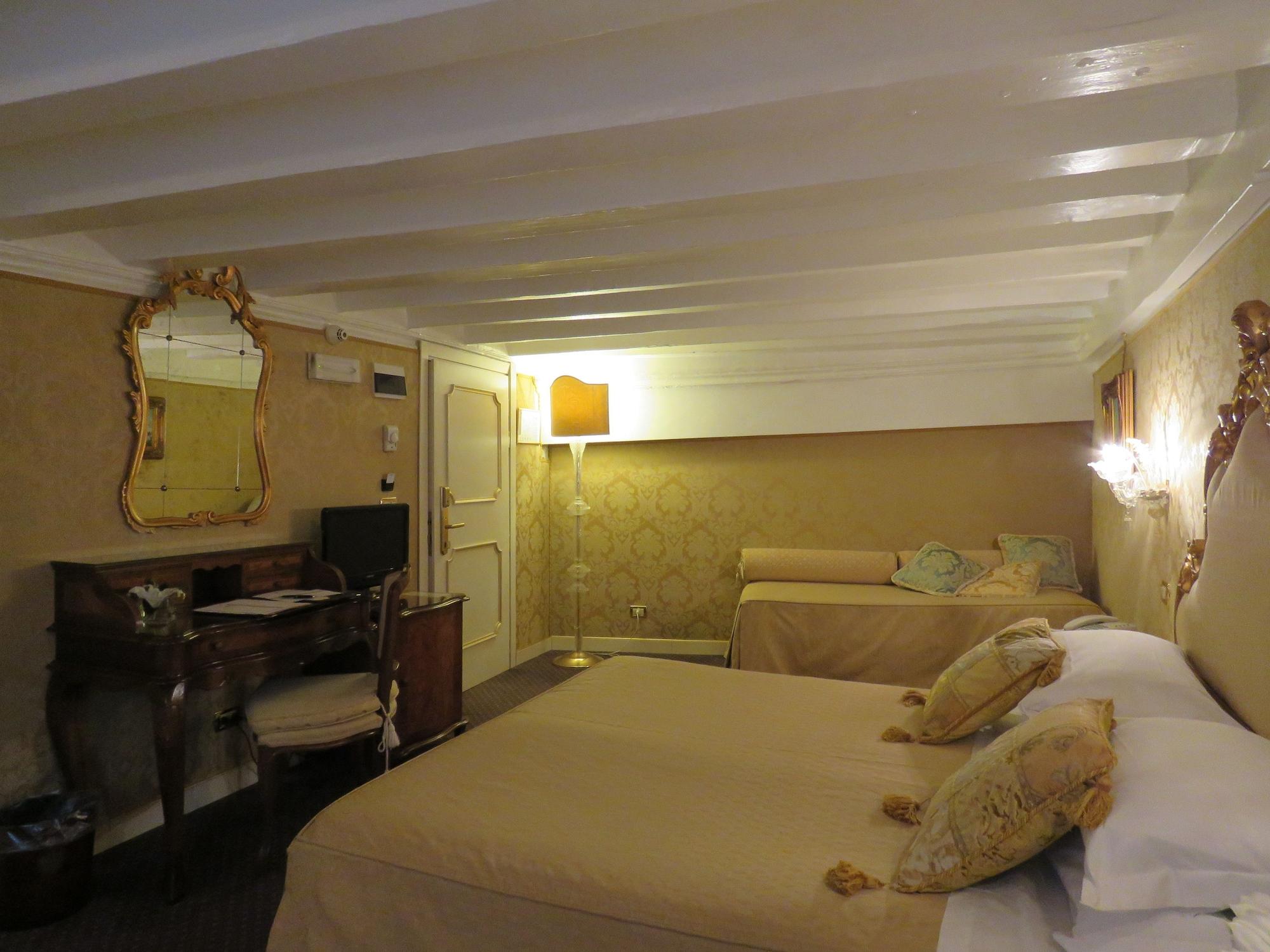 Hotel Antico Doge - A Member Of Elizabeth Hotel Group Venedik Dış mekan fotoğraf